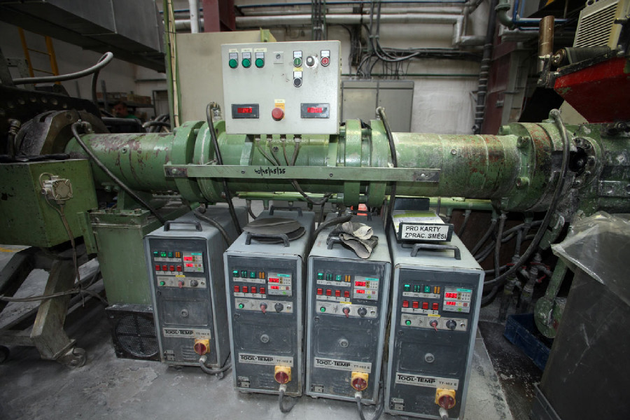 Mitas veloduše - tudy prochází pod tlakem první návin gumy