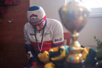 MČR cyklokros 2016: medaile hřeje na krku, topení na rukou a nohou