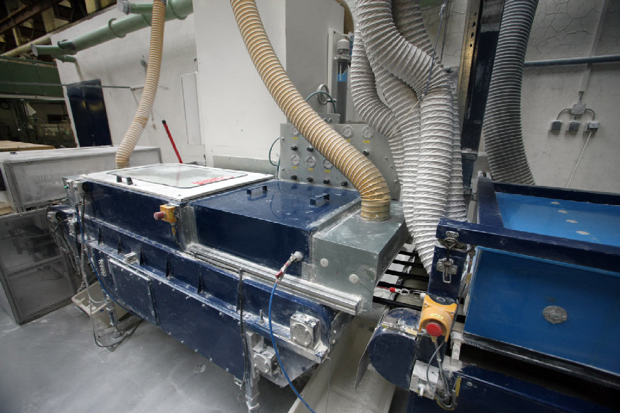 Mitas veloduše - v "klouzkovači" se duše s nalepenými ventilky popráší speciálním prachem 