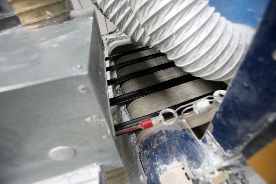 Mitas veloduše - v "klouzkovači" se duše s nalepenými ventilky popráší speciálním prachem 