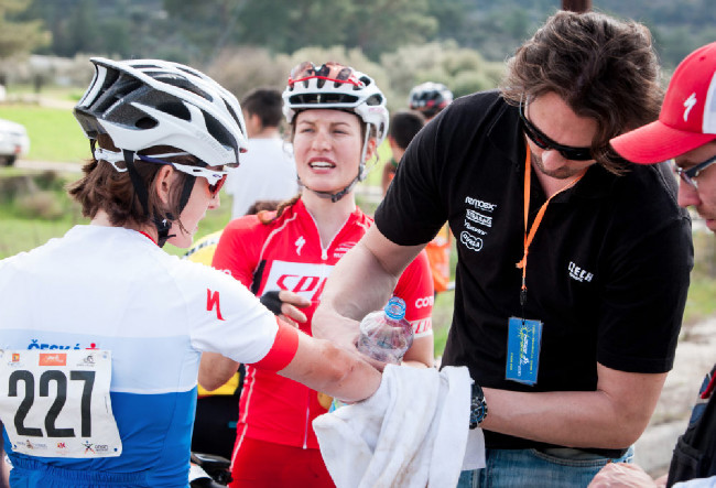 Sunshine Cup #1 - Jíťa Škarnitzlová si nechává ošetřit rány po pádu ve 3. etapě