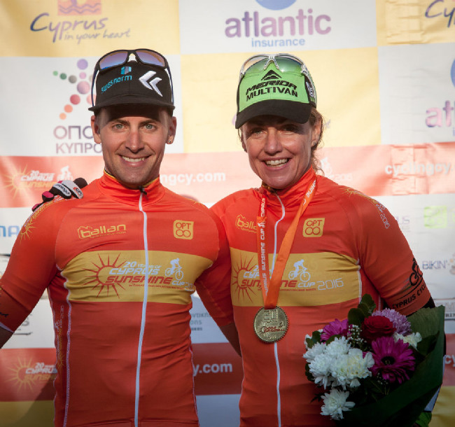 Sunshine Cup #1 - Fabian Giger a Gunn Rita Dahle Flesja v dresech pro vítěze prvního dílu Sunshine Cupu