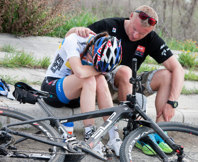 Sunshine Cup #1 - Yana Belomoyna ve 3. etapě spadla a poranila si ruku