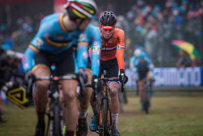 Wout van Aert kontroluje Van der Poela