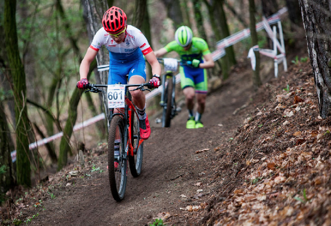 Samuel Jirouš předjíždí dosud vedoucího Pepu Kunáška, který měl defekt