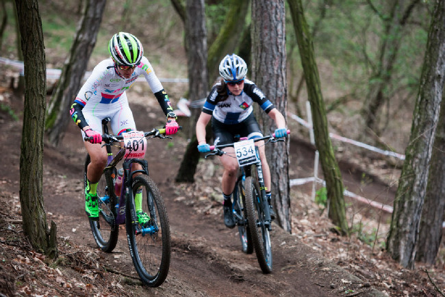 Karla Štěpánová předjíždí kadetku o kolo zpět