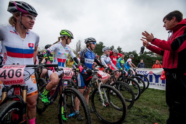 Viktor Zapletal dává poslední pokyny dámám...