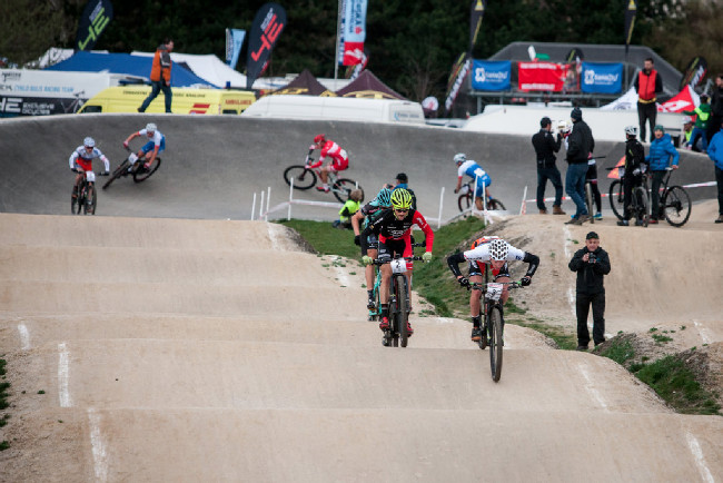 Bikroska v XCO závodě nebývá úplně běžná