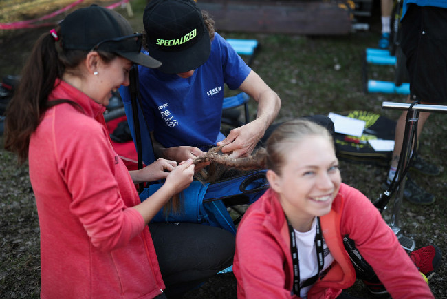 Mates je zkušený zaplétač vlasů...