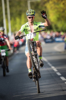 Peter Sagan dojíždí 4. a zdraví tisíce diváků