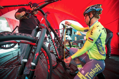 Peter pečlivě kontroluje pečlivě nastavený posed