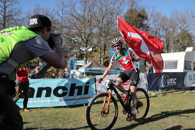 Lars Foster přiváží švýcarskou štafetu do vítězného cíle