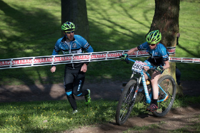 Milan Spěšný povzbuzuje svou dceru Simonku