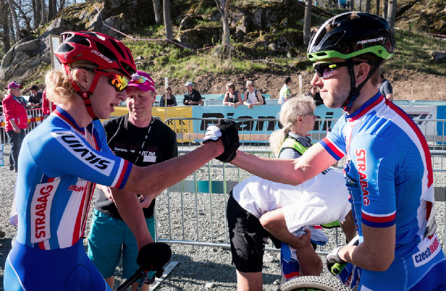 Ondra Cink gratuluje Richardu Holcovi