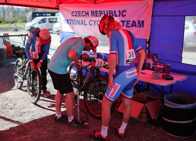 Mechanik Pavel Čábelický připravuje kolo Ríšovi Holcovi