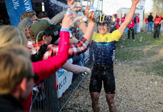 Třetí Martin Setterberg dostal slušnou spršku pivem. Zhruba osmset korun v ....