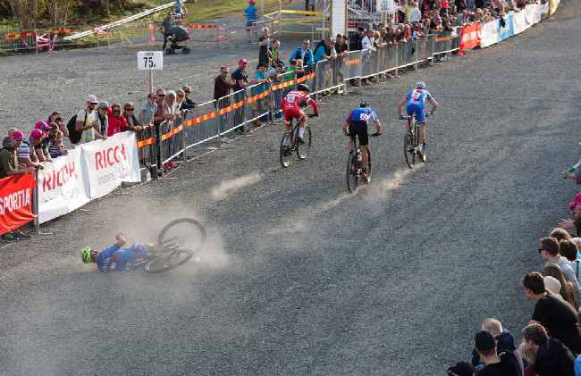 O pády v poslední zatáčce nebyla nouze