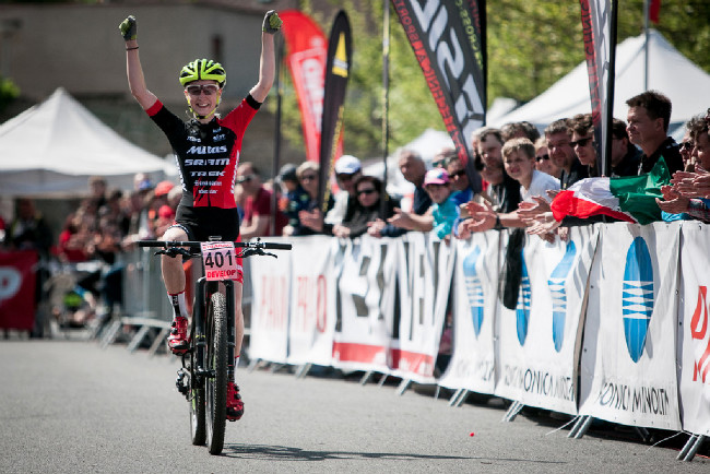 Jana Czeczinkarová a další ruce nad hlavou