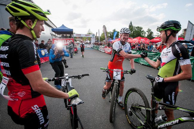 Gratulace v cíli nejlepší trojice