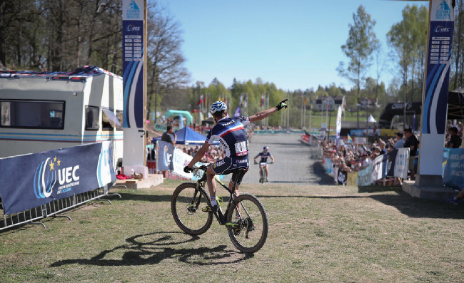 Viktor Koretzky čeká na svého týmového kolegu Titouana Caroda