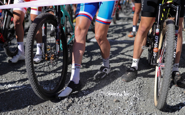 Jan Vastl si jako správný plochodrážník upravuje startovní pozici