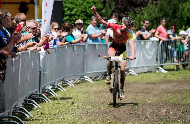 Peter Hermann vítězí 