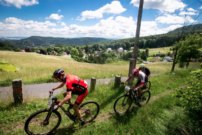 Čelní skupina po sjezdu z Hvozdu: Pfrommner, Adel a Hudeček