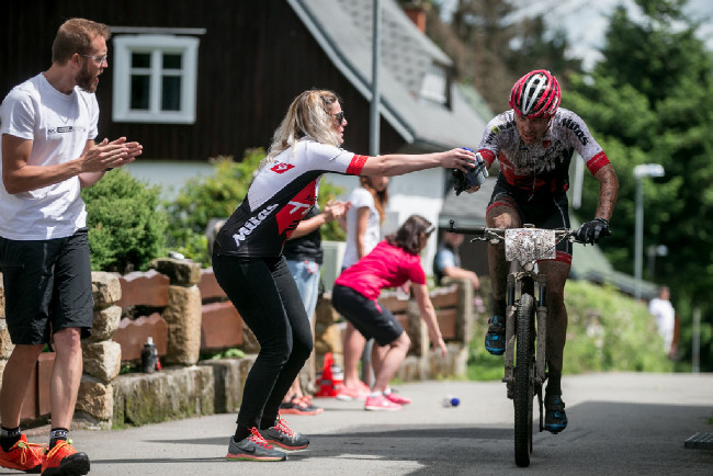 Luž a občerstvení pro Filipa Adela