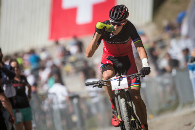 Jaroslav Kulhavý se občerstvuje pro závěr závodu