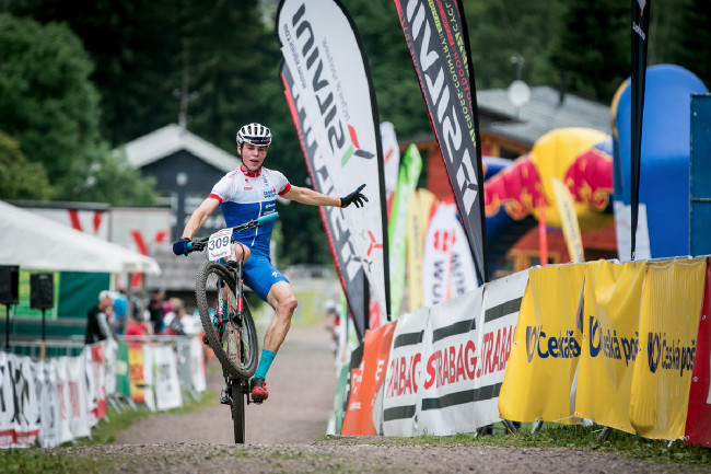 David Zadák stylově po zadním...