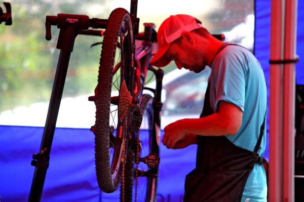 Pavel Čábelický připravuje vodítko na kolo Jany Czeczinkarové