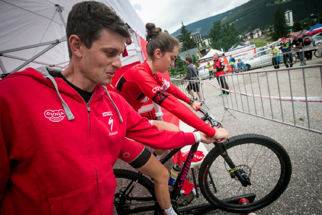 Mekánik Tomík ladí kolo při rozjíždění