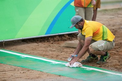 Pořadatelé museli narychlo odklízet lepkavou vrstvu bláta ze startu