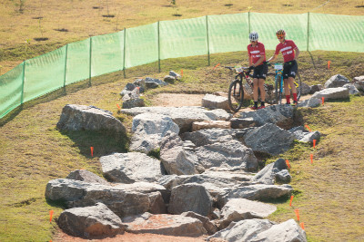 Christoph Sauser a Annika Langvad se snaží najít nejlepší stopu skrz jednu z rockgarden