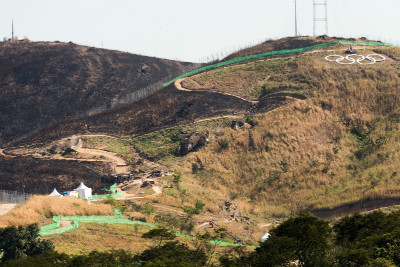 Signal Hill sežehl pár dní před závodem požár