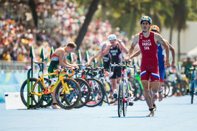 Slovenský reprezentant Varga vyjíždí na kolo jako první
