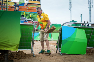 Pořadatelé museli narychlo odklízet lepkavou vrstvu bláta ze startu