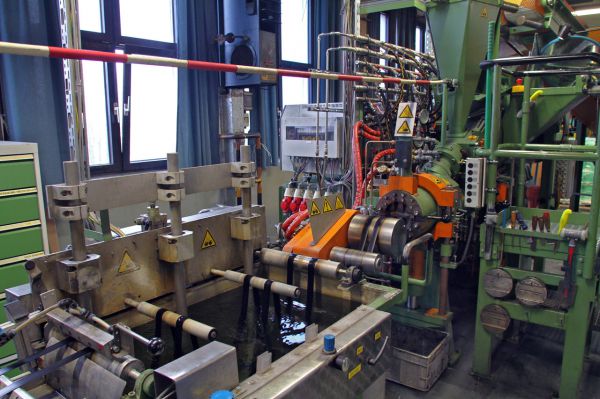 úprava surového materiálu na běhoun pláště - řezání, vulkanizace, tažení, chlazení,...