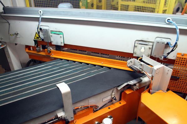 Stroj na řezání základní tkaniny do kordu pláště