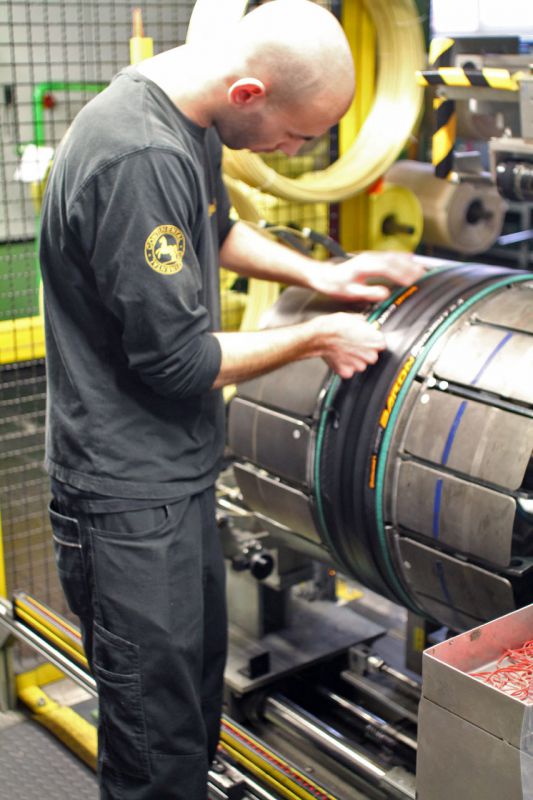 finální kompletace pláště a příprava pro vulkanizaci