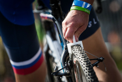 Rozhodčí číhají na bikery