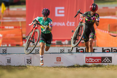 Pavla Havlíková a Karla Štěpánová na překážkách