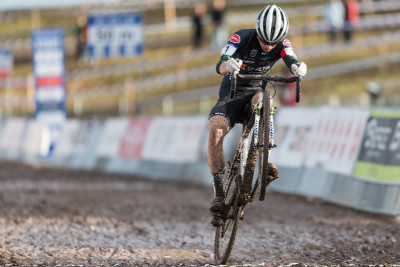 Jan Gavenda slaví své vítězství mezi juniory