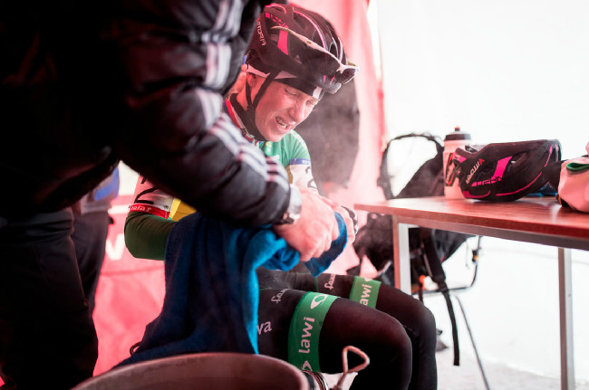 Pavla si nechávala rozmrznout ruce i ve sněhu! 