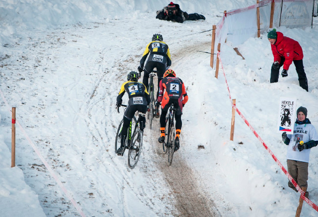 Zde zase Bory bojuje s Paprstkou