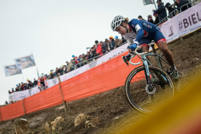 Evie Richards ještě ve vedení závodu žen do 23 let