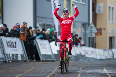 Bikerka Adéla Šafářová slaví bronz