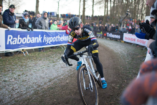 Lars van der Haar využil přemíry taktizování ve velké skupině a odjel