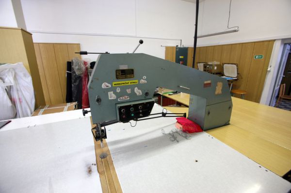 Na návštěvě v Sensoru - pásová pila na střih