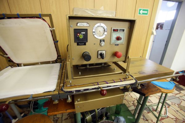 Na návštěvě v Sensoru - nažehlovací lis v akci